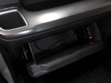 助手席側のグローブボックスです。車検証などを入れておくことができます。