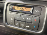 【オートエアコン】一度お好みの温度に設定すれば、車内の温度を検知し風量や温度を自動で調整。暑い&hellip;寒い&hellip;と何度もスイッチ操作をする必要はありません。快適な車内空間には必須の機能ですね♪