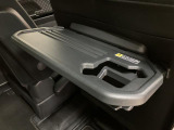 後部座席には格納式のテーブルがありますよ♪