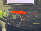 【オートエアコン】一度お好みの温度に設定すれば、車内の温度を検知し風量や温度を自動で調整。暑い&hellip;寒い&hellip;と何度もスイッチ操作をする必要はありません。快適な車内空間には必須の機能ですね♪