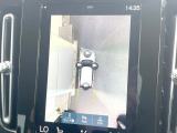 ●パノラミックビューモニター:専用のカメラにより、上から見下ろしたような視点で360度クルマの周囲を確認することができます☆死角部分も確認しやすく、狭い場所での切り返しや駐車もスムーズに行えます。