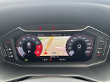 スピードメーターなどの運転に必要な計器とともに、オーディオ・電話の操作画面などを表示。レイアウトはステアリングスイッチで切り替えでき運転に集中しながら必要な情報を瞬時に得ることが可能。