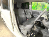 運転席シート廻りは使用感も少なく、良好な状態となっています。前オーナー様が丁寧に使っていたことがよくわかりますね。