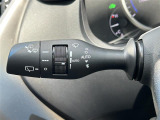 【オートワイパー(AUTO)】雨が降り出した時に、雨滴検出用センサー(レインセンサー)が雨滴を感知すると、自動でワイパーが動作します。