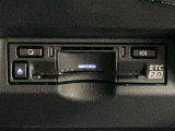 高速道路で便利な【ETC2.0】を装備しています。光ビーコン搭載で渋滞情報などナビゲーションと連動することで機能も充実いたします。他、観光施設に立ち寄るための高速料金割引サービス等もございます。