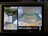 パノラミックビューモニター付きです。車両を上から見たような映像をモニター画面に表示。運転席からの目視では見にくい、車両周辺の状況をリアルタイムでしっかり確認できます。