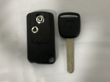 スマートキーを装備しています。鍵を差し込むことなくドアロックの開け閉めと、スタートボタン操作でのエンジンスタートができます。通常のキーもスペアとして用意しております。