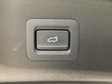 パワーリフトゲートは運転席とリフトゲート側、さらにアドバンストキーでも開閉が可能!開度は無段階にメモリー設定もできます。ゲート内側にタッチセンサーを配置し、手などを挟み込む危険を低減します。