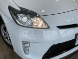 【HIDヘッドライト】非常に明るく前方を照らしてくれるので、悪天候や夜間の走行時も視界良好で安心してお乗りいただけます。