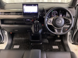 車内は光触媒抗菌消臭施工済です。スタイリッシュなデザインでスポーティなインパネ周りを演出します。グローブボックスやカップホルダーのほかにトレーなどたくさんの収納スペースが付いています。