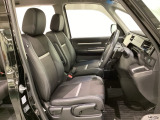 女性でも運転がしやすいように、シートの高さ調整機能(シートリフター)がついています。広い足元にゆったり座れるシートには肘掛も装備しており長距離の運転でも疲れにくいシートです。