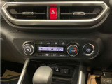 オートエアコン♪お好みの温度に設定するだけで車内を快適空間にしてくれますよ♪