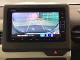 バックモニター付きで、車庫入れやバック時の後方確認をサポート。