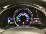 ハイブリット車専用のメーターです。中央のスピードメーターより左右のサブデスプレイで燃費や動力伝達などの情報が見れるようになっています。