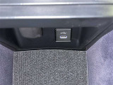 充電用USB端子付き。スマートフォンなどの充電に便利です。