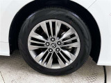 純正アルミホイールがついています。タイヤサイズは225/60R18になります。