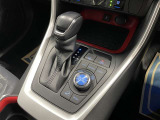 操作しやすいATシフトです♪シフトチェンジを気にしなくていいので運転だけに集中できますね!自然と手に届くところにある、手になじむ形状のシフトノブがいいですね♪