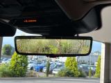 【クリアサイトリアビューモニター】が装備され荷室や後席に乗車してリアガラスが見ずらくなってしまった際にもルーフに付いているカメラでモニターに映し出すことが可能です。