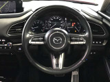 ご覧のようにステアリングスイッチが付いており、ハンドルから手を離さずに簡単なオーディオ操作が容易にできます☆