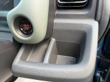 運転席側のドリンクホルダーです