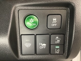 Hondaセンシング用の、VSA(ABS+TCS+横滑り抑制)解除と路外逸脱抑制機能のオンオフスイッチなどはハンドルの右側に装備しています。燃費に役立つECONボタンもここです。