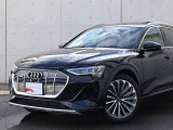 ●Audiが最初に採用したLEDポジショニングランプ。シャープなラインで昼間でも点けていたいと思うほど上品でオシャレです。夜間走行時はさらに目立ちます!