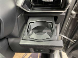 運転席と助手席には、格納式のドリンクホルダーが装備されています。