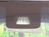 【スマートアシスト】走行中に前方の車両等を認識し、衝突しそうな時は警報とブレーキで衝突回避と被害軽減をアシスト。より安全にドライブをお楽しみいただけます。
