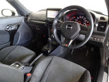 革巻きステアリングで快適な操作性の運転席です。