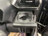 運転席と助手席には、格納式のドリンクホルダーが装備されています。