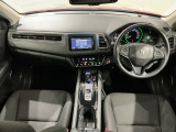 使いやすいレイアウトのダッシュボード周辺です。オートエアコンや小物入れなど嬉しい装備が満載です。