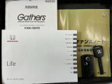 スマートキーは鍵をバッグに入れたままでもドアロックの開閉やエンジンのON・OFFができます。夜間や雨の日も鍵を探さなくて良いので便利です。