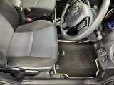 運転席シート足元です。