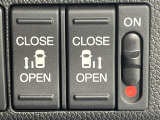 【両側パワースライドドア】スマートキーや運転席のスイッチで後席両側スライドドアの開閉が可能♪電動だから力を入れてドアを開ける必要が無く、小さなお子様でも簡単に開け閉めでき快適です♪