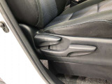 運転席シート座面は上下アジャスター付きです。お好みの位置に調整可能です。