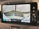 リバースギアに入れるだけで後方の表示へ切り替わります。夜間や雨の日の駐車も楽になりますよ。
