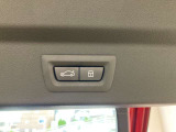 運転中にもオーディオの音量やFMの切り替えなどステアリングでの操作で切り替え可能なため、ステアリングから手を放す必要がない為、運転中でも操作が簡単でございます。