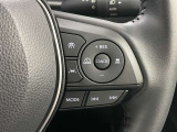 クルーズコントロール機能が付いています。 速度を設定するとアクセルを踏まなくても一定の速度で走ることができます。  高速道路ではとても便利な装置なんです。