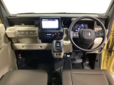 車内は光触媒抗菌消臭施工済です。インパネ周りはスタイリッシュなデザインです。グローブボックスやカップホルダーのほかにトレーなどたくさんの収納スペースが付いています。