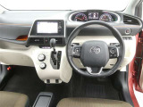 運転席からの視界はこんな感じです☆お気軽にご来店いただき、実際に座って是非お確かめください。ドライバーに寄り添う快適な操作フィールをもたらすステアリングです。