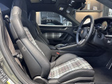 センターコンソールの収納ボックスにはエンボス加工した&ldquo; Porsche Exclusive Manufaktur&rdquo;ロゴが装着されております。