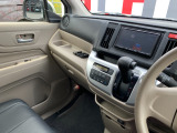 助手席周辺はこのようになっております。運転手だけでなく助手席に一緒に乗られる方も広々と快適にお乗り頂けるような設計です!各種装備を次の写真からご案内いたしますのでご覧ください。