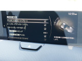 こちらのお車には先進安全装備が多数搭載されています。衝突被害を回避あるいは軽減するためのブレーキや、後方死角からの接近警報、車線逸脱を防止する警報装置など、詳しくはスタッフまでお尋ねください。