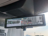 インテリジェントルームミラー搭載で、車の後方に設置されたカメラ映像を映し出してシートバックやヘッドレスト、同乗者に視界が遮られることがなく視認性が非常に良いです
