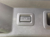 【パワーバックドア】スマートキーや運転席のボタンを押すだけでリアゲートが自動で開閉します!荷物を持っている時や、高い位置にあるバックドアを閉める際に便利な機能です♪