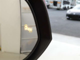 【BSM(ブラインドスポットモニター)】・・・隣の車線を走る車両をレーダーで感知。車両を感知するとドアミラーに搭載されたLEDインジケーターが点灯。