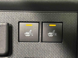 寒い日のドライブを快適にする運転席&助手席シートヒーターが付いてます。その隣にはアクセサリーソケット(12V/120W)も装備されています。