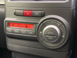 【オートエアコン】一度お好みの温度に設定すれば、車内の温度を検知し風量や温度を自動で調整。暑い&hellip;寒い&hellip;と何度もスイッチ操作をする必要はありません。快適な車内空間には必須の機能ですね♪