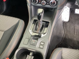 シンプルでとても使いやすいフロアシフトに、パーキングブレーキは電子制御パーキングブレーキです。