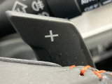 【パドルシフト】ハンドルから手を離さずに素早くシフトアップ&ダウンができるので、エンジンブレーキを使う下り坂や高速道路の合流で加速したい場面で役立ちます。